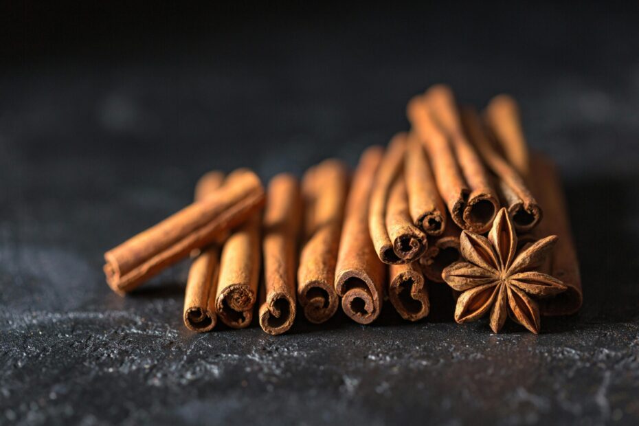 Comparison of Ceylon cinnamon and Cassia cinnamon sticks, showing differences in texture.
