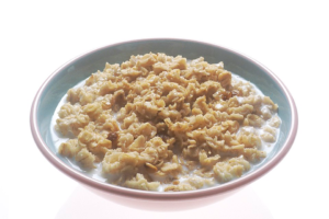Bowl of cooked oatmeal, illustrating oatmeal and cholesterol benefits via beta-glucan.