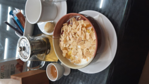 Oatmeal topped with fruit and honey, a practical way to reach triglycerides normal values and support LDL reduction.