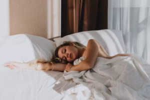 âAdult sleeping peacefully in a calm, dark bedroom.â