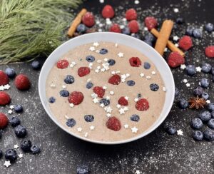 “Bowl of oatmeal topped with berries—rich in soluble fiber (β-glucan).”