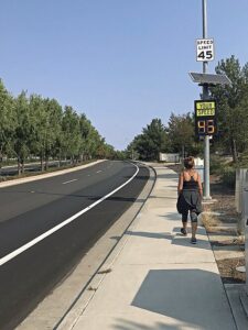 Analog timer set to 15 minutes illustrating optimal post-meal window